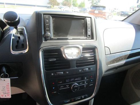 Used 2014 Chrysler Town & Country Touring FWD image 16