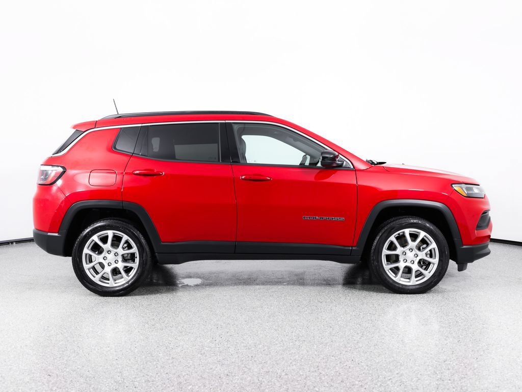 Used 2023 Jeep Compass Latitude w/ Sun and Sound Group AWD/4WD image 9