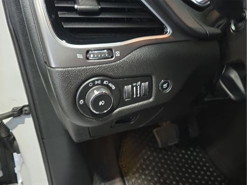 Used 2019 Jeep Cherokee Limited w/ Luxury Group AWD/4WD image 10