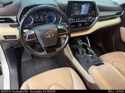 Used 2020 Toyota Highlander XLE FWD image 16