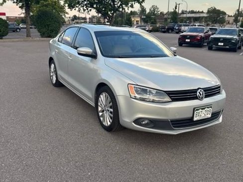 Used 2011 Volkswagen Jetta SEL FWD image 4