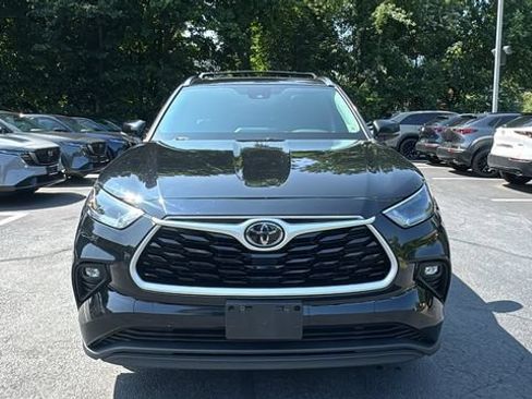 Used 2021 Toyota Highlander XLE AWD/4WD image 2