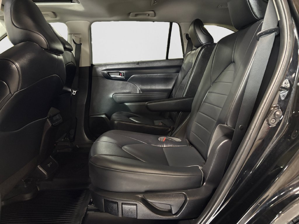 Used 2021 Toyota Highlander XLE AWD/4WD image 41