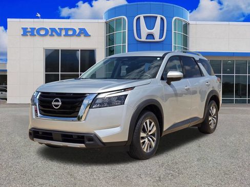 Used 2025 Nissan Pathfinder SL FWD image 7