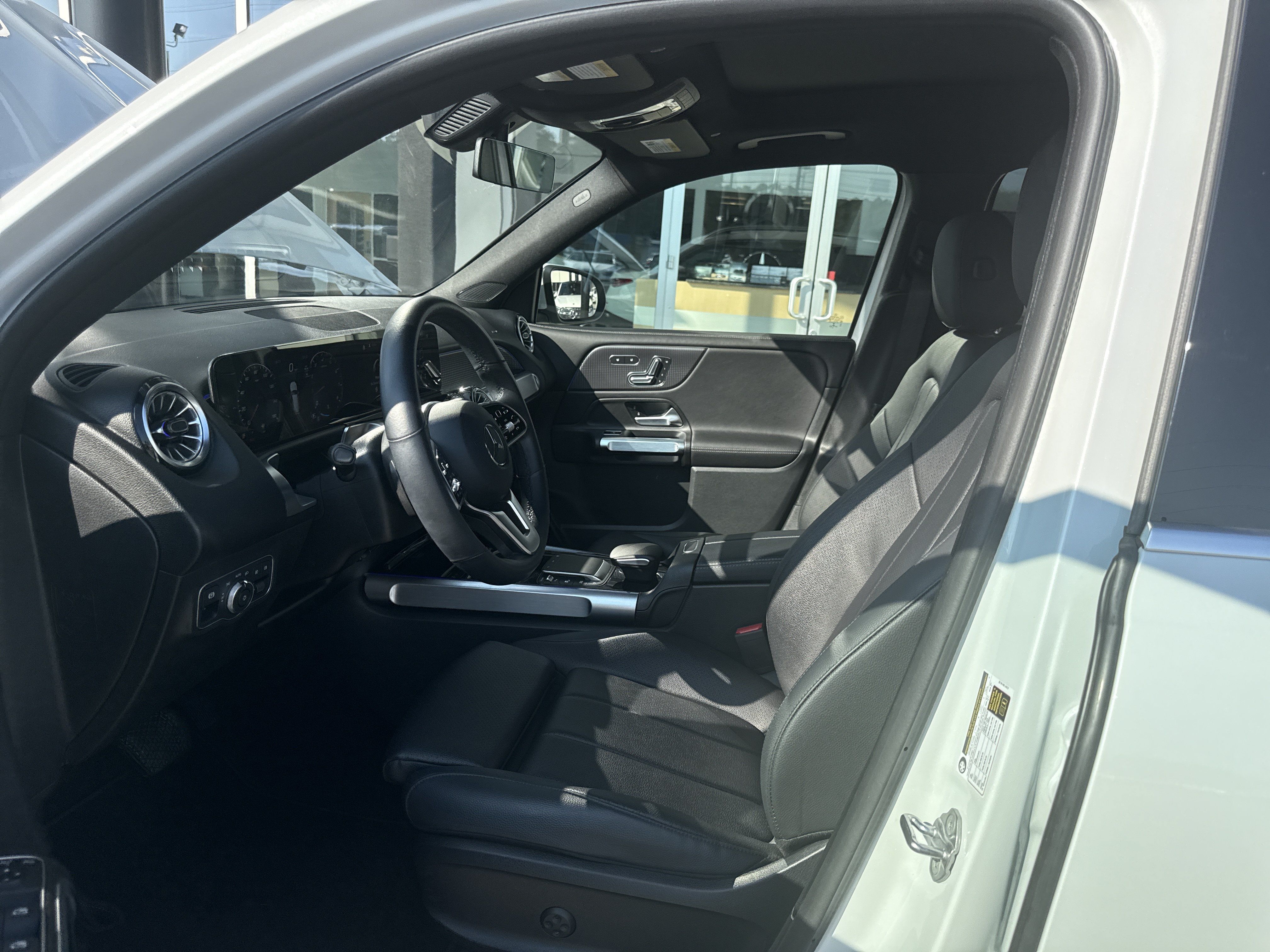 Used 2023 Mercedes-Benz GLB 250 image 10