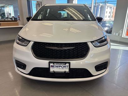 New 2026 Chrysler Pacifica Select