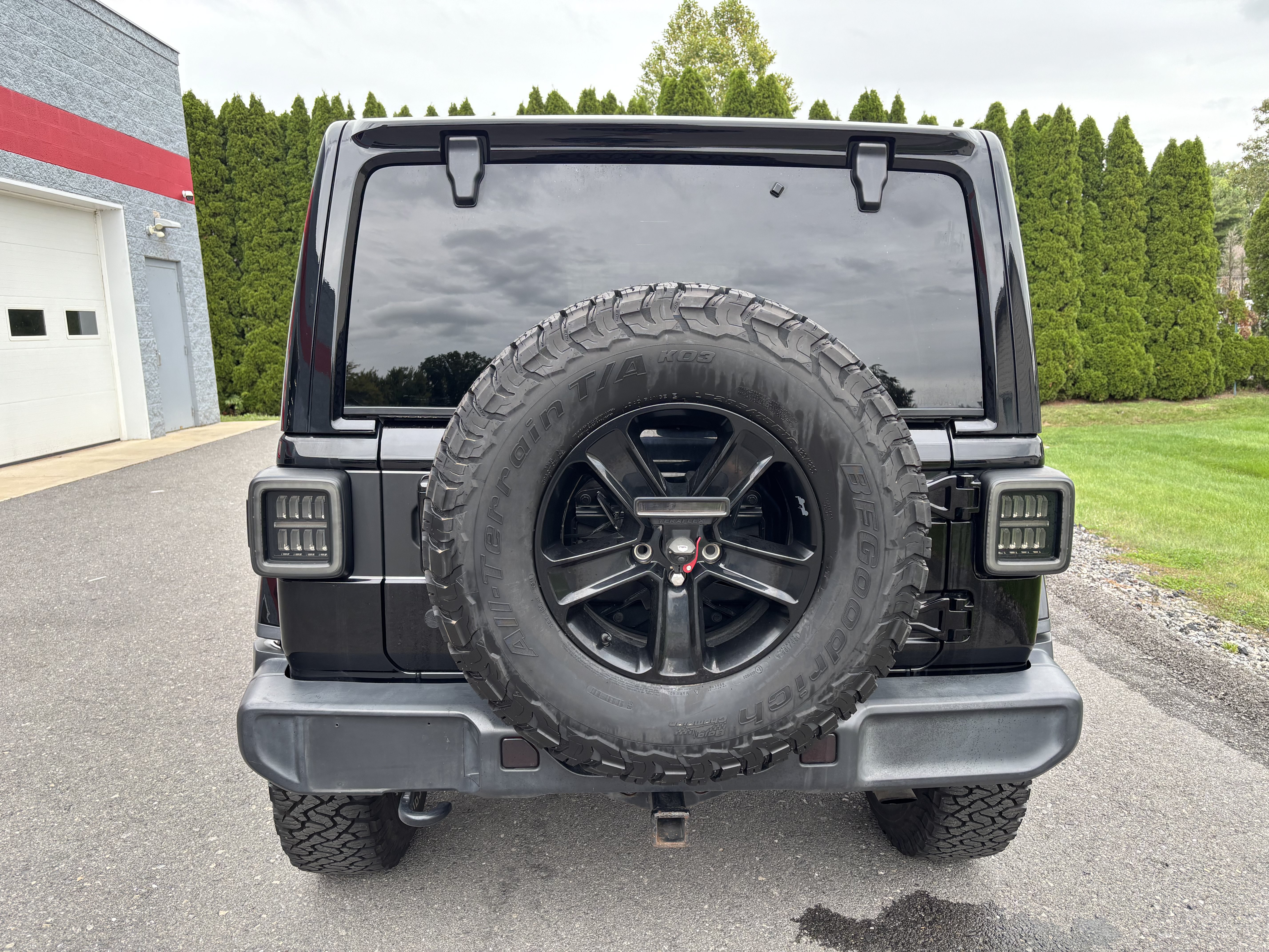 Used 2018 Jeep Wrangler Unlimited Sahara AWD/4WD image 4