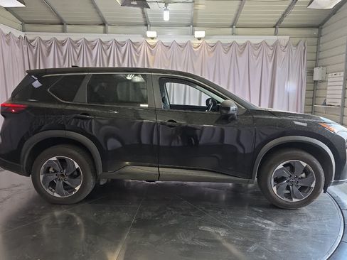 Used 2025 Nissan Rogue SV FWD image 9