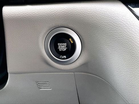 Certified 2024 Chrysler Pacifica Touring-L image 27