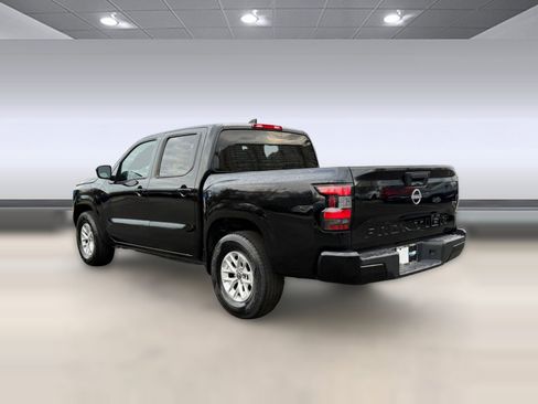 Used 2024 Nissan Frontier SV image 3