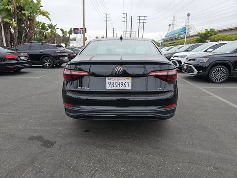 Used 2022 Volkswagen Jetta SE w/ Panoramic Sunroof Package FWD image 11