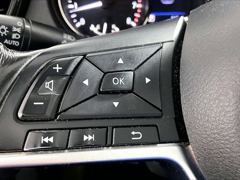 Used 2019 Nissan Rogue SV w/ Premium Package FWD image 18