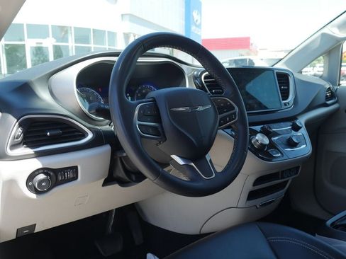Used 2023 Chrysler Pacifica Touring-L FWD image 13
