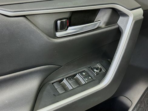 Used 2020 Toyota RAV4 XLE w/ Carpet Mat Package AWD/4WD image 15