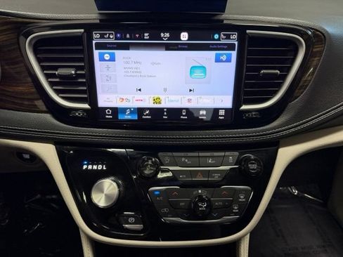 Used 2024 Chrysler Pacifica Limited FWD image 38