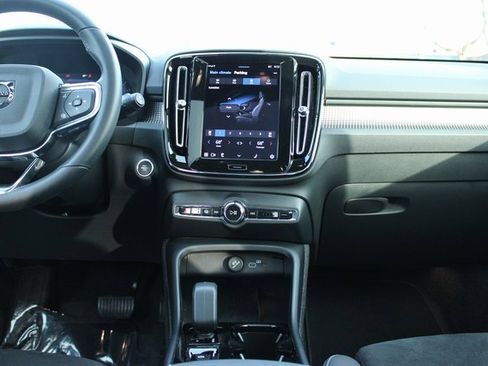 Used 2025 Volvo XC40 B5 Plus image 18