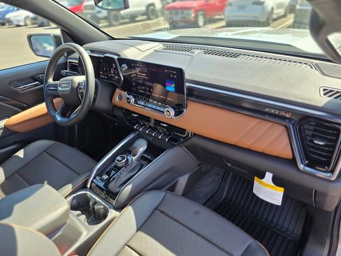 Used 2025 GMC Canyon AT4 w/ AT4 Premium Package AWD/4WD image 9