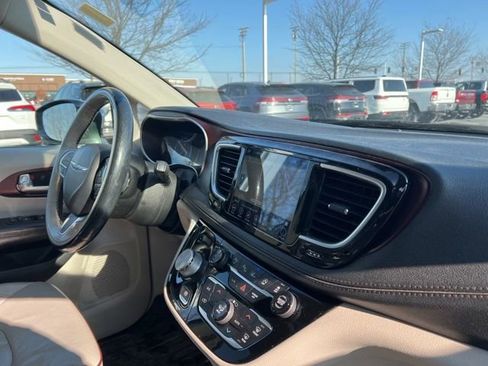 Used 2019 Chrysler Pacifica Limited w/ Tire & Wheel Group image 42