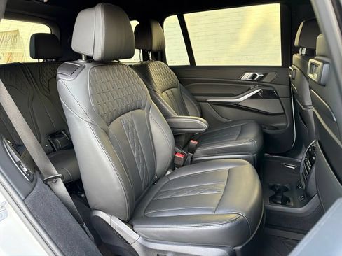 Used 2022 BMW X7 M50i AWD/4WD image 11