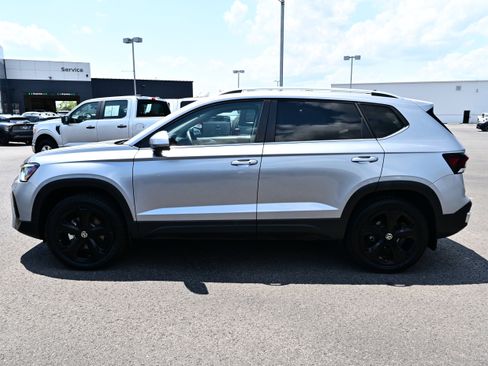 Used 2025 Volkswagen Taos SEL AWD/4WD image 5