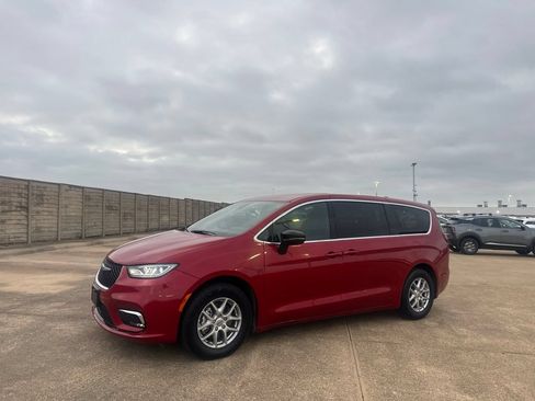 Used 2025 Chrysler Pacifica Select FWD image 9