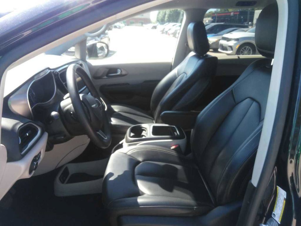 Used 2023 Chrysler Pacifica Touring-L FWD image 8