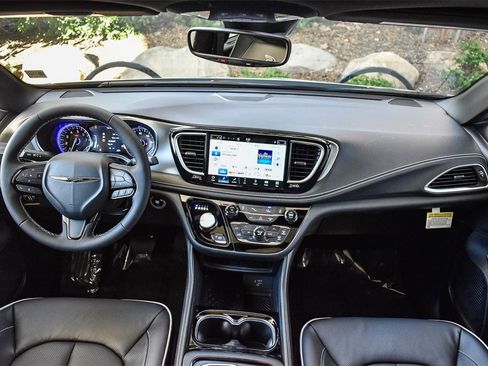 New 2026 Chrysler Pacifica Limited w/ S Appearance Package image 12