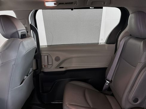 Used 2021 Toyota Sienna XLE w/ XLE Plus Package image 33