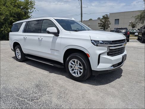 Used 2024 Chevrolet Suburban LT w/ Luxury Package AWD/4WD image 2