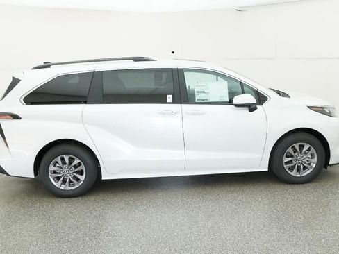 New 2026 Toyota Sienna XLE image 11