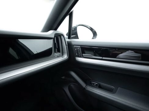 Certified 2025 Porsche Cayenne S AWD/4WD image 30