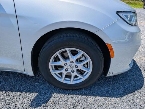 Used 2023 Chrysler Pacifica Touring-L FWD image 9