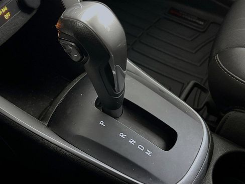 Used 2022 Chevrolet Trax LT w/ Midnight Edition image 17