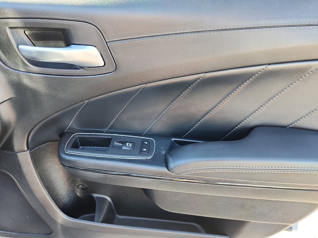 Used 2022 Dodge Charger R/T w/ Plus Group RWD image 9