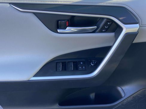 Used 2022 Toyota RAV4 Limited image 16