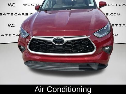 Used 2021 Toyota Highlander XLE image 2