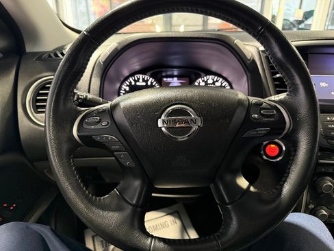 Used 2019 Nissan Pathfinder SV image 6