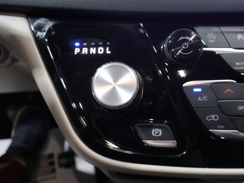 Used 2024 Chrysler Pacifica Touring-L FWD image 35