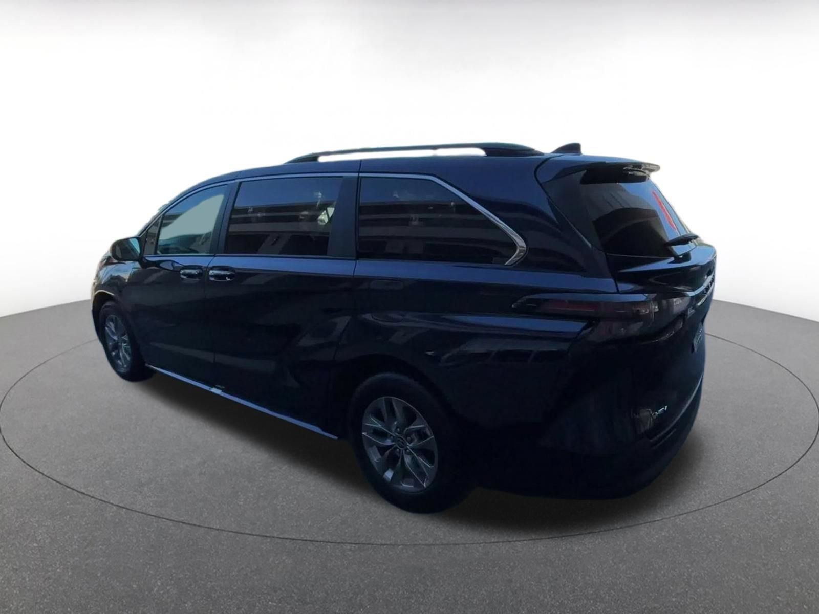 Used 2025 Toyota Sienna XLE FWD image 10