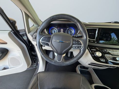 Used 2019 Chrysler Pacifica Touring-L Plus w/ Advanced Safetytec Group FWD image 13
