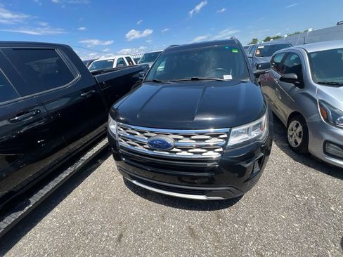 Used 2018 Ford Explorer XLT w/ Equipment Group 202A AWD/4WD image 2