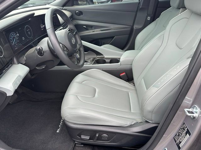 Used 2025 Hyundai Elantra Limited FWD image 16