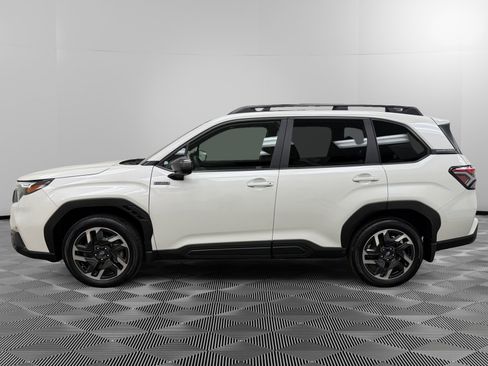 Used 2025 Subaru Forester Premium image 2