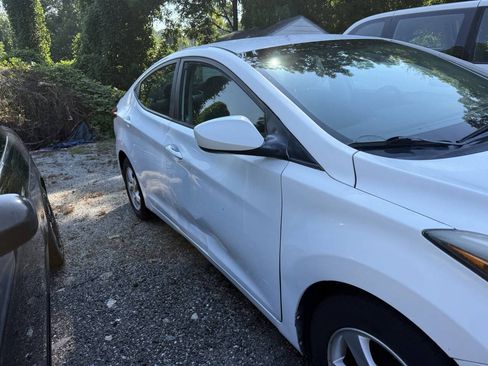 Used 2015 Hyundai Elantra SE FWD image 2