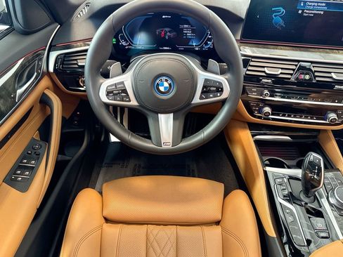 Used 2022 BMW 530e w/ M Sport Package image 21