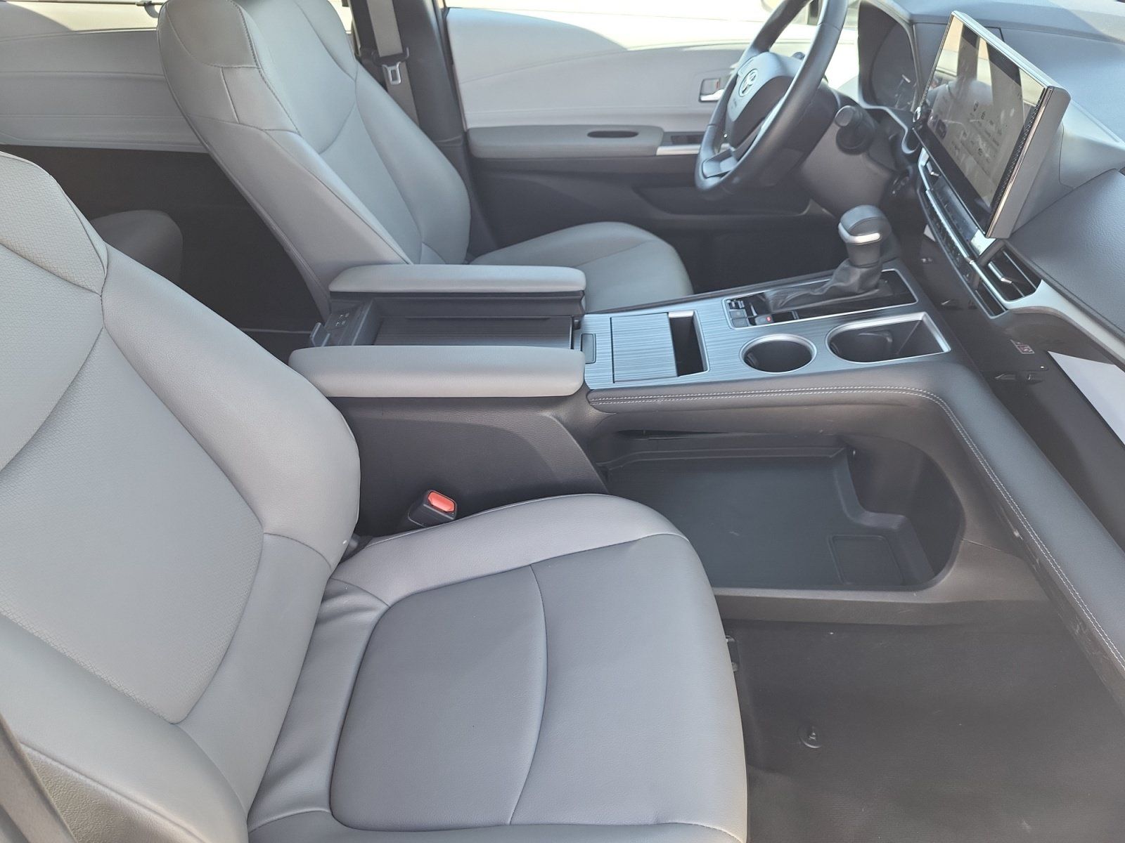 Used 2025 Toyota Sienna XLE FWD image 20