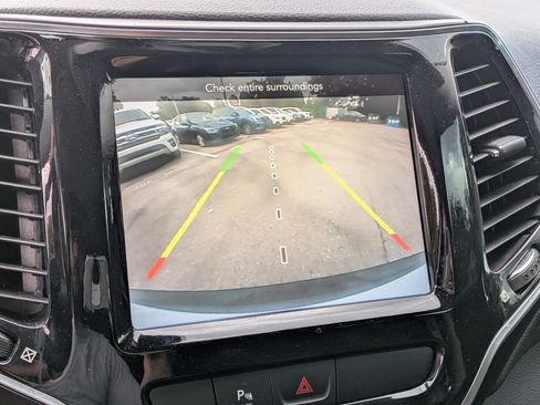 Used 2020 Jeep Cherokee Limited FWD image 32