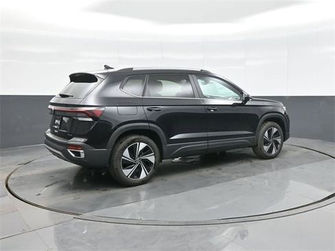 New 2026 Volkswagen Taos SE image 7