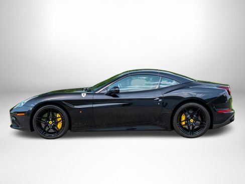 Used 2018 Ferrari California T RWD image 3