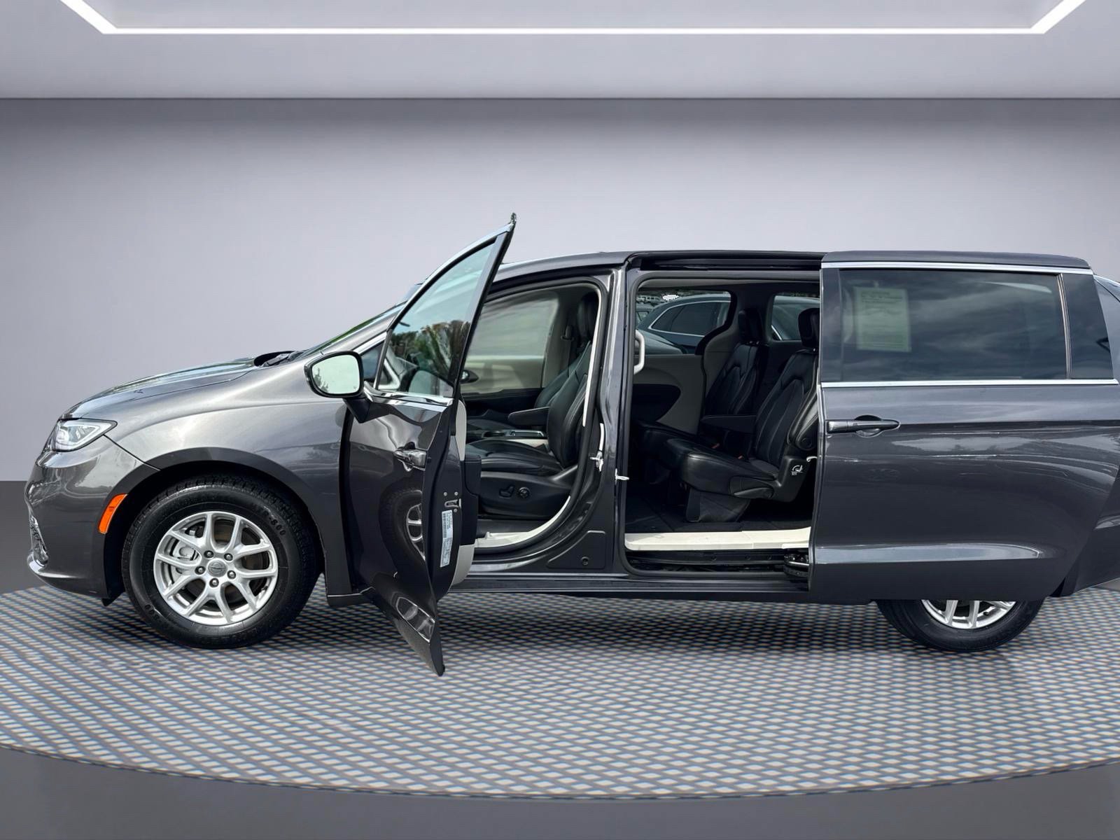 Used 2023 Chrysler Pacifica Touring-L FWD image 12